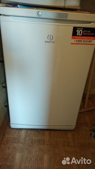Морозильный шкаф Indesit SFR 100 белый