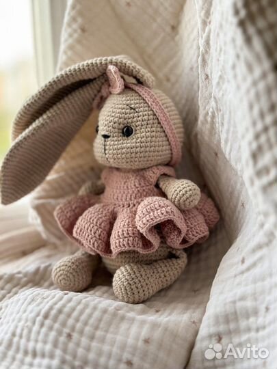 Вязаная игрушка зайка ручной работы