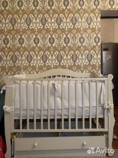 Детская кроватка с маятником