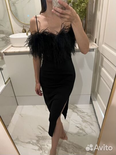 Платье с перьями страуса