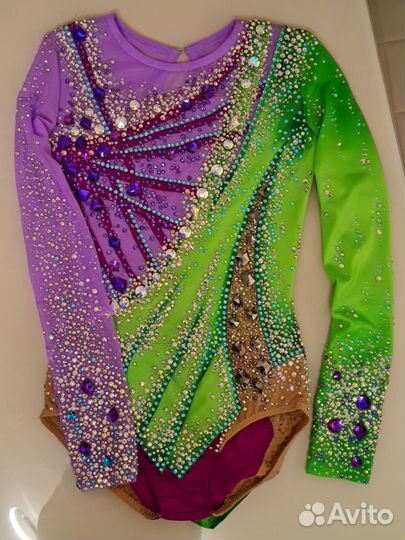 Яркий купальник для художественной гимнастики