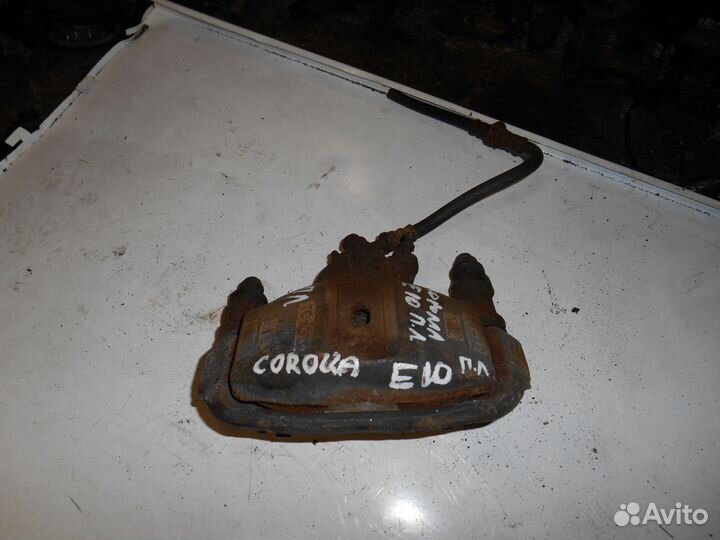 Передний левый суппорт Toyota Corolla E10 E100