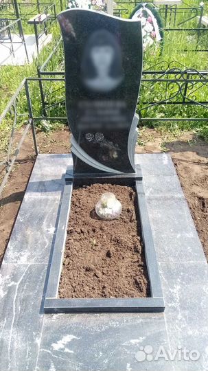 Памятники, надгробия