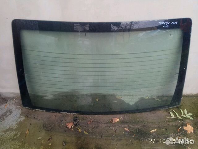 Заднее стекло Форд Фокус 2004 год седан