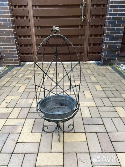 Кованное кашпо для цветов