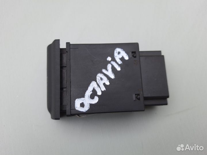 Кнопка лючка бензобака Skoda Octavia A4