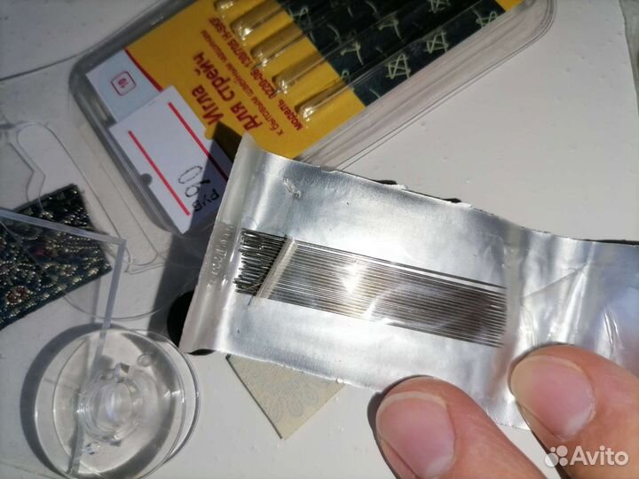 Пуговицы, иглы, бисер