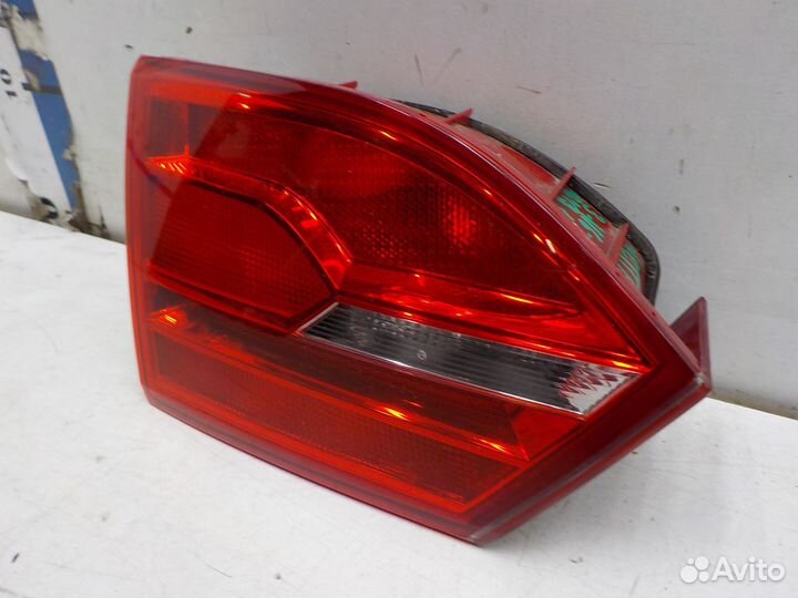 Фонарь задний левый внутренний на Volkswagen Jetta