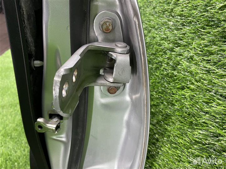 Петли двери передние левые Toyota Aqua NHP10