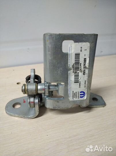 Петля двери передней правой Jeep Compass 2010-2013