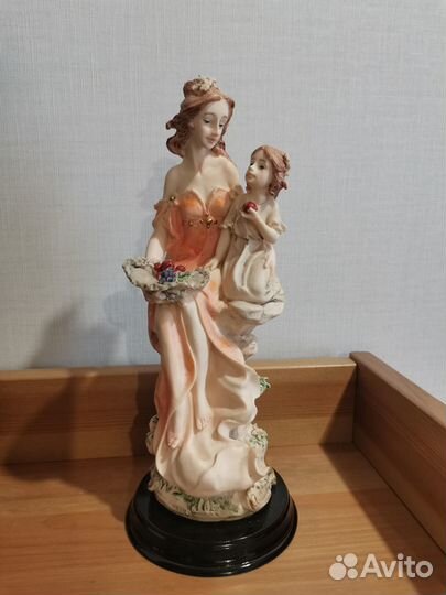 Статуэтка мама и дочка