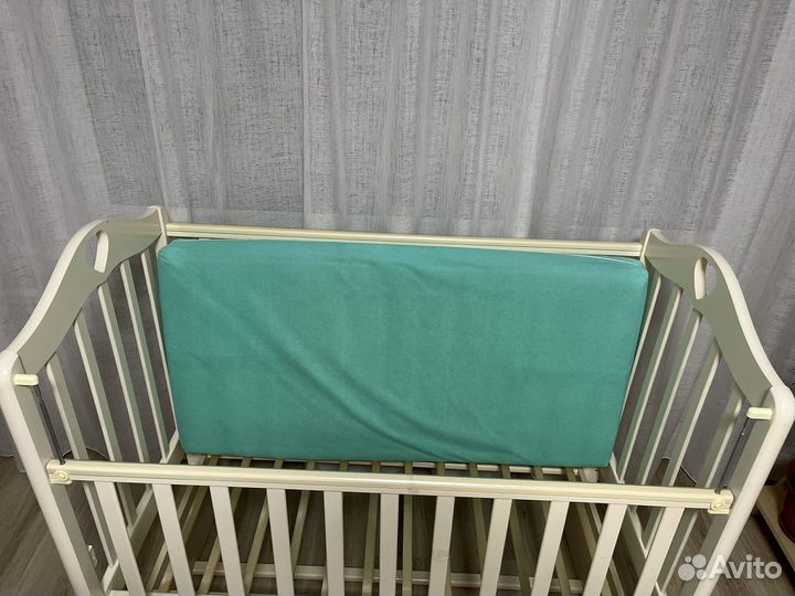 Детская кроватка с поперечным маятником