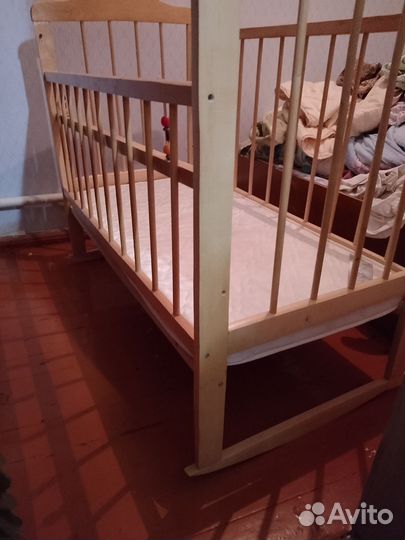 Детская кроватка с маятником