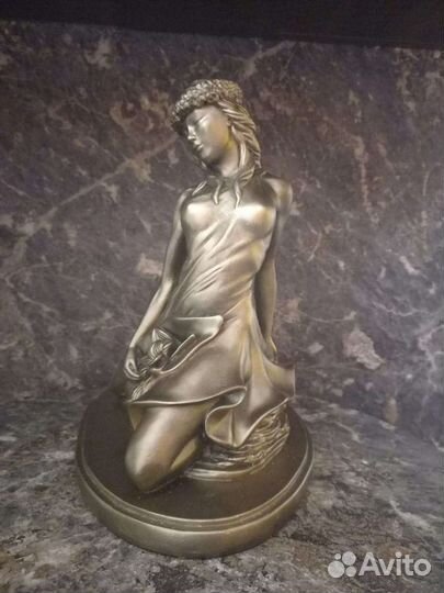 Статуэтка девушка с цветком