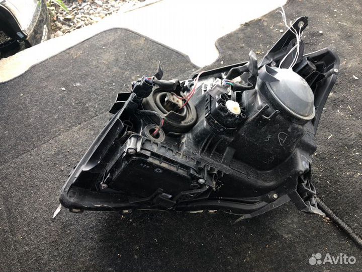 Фара передняя правая Toyota Avensis AZT250