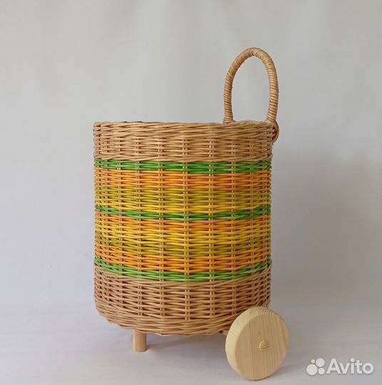 Плетеная тележка. Плетеная корзина для детских игр