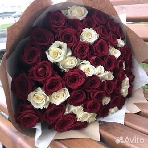 Розы белые и красные 65 шт Микс роз Доставка