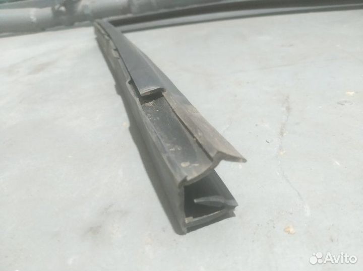 Уплотнитель стекла двери передний правый LADA