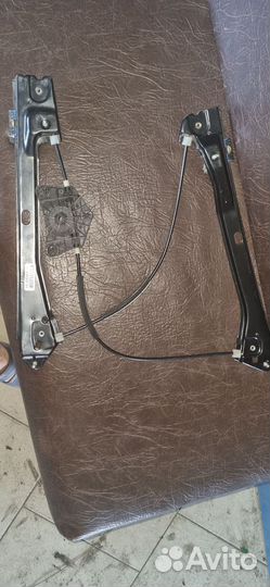 Левый стеклоподъемник 