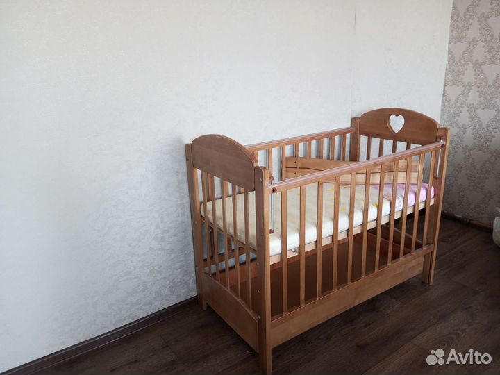 Детская кроватка с маятником и ящиком