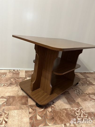 Журнальный столик на колесах