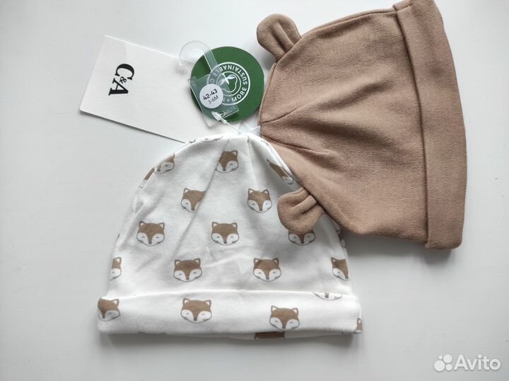 Набор шапочек для новорождённого и пинетки C&A