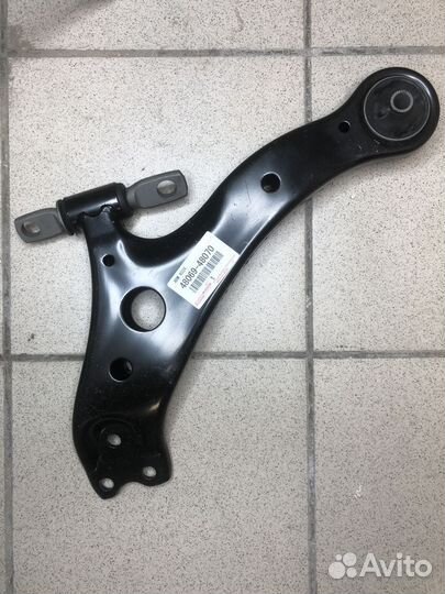 Рычаг передней подвески нижний toyota 4806948070