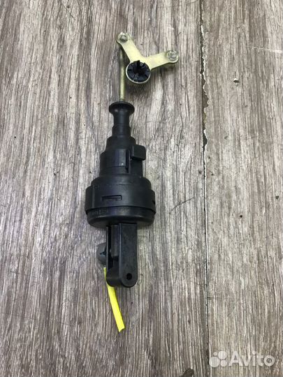 Активатор замка двери задний левый Mercedes