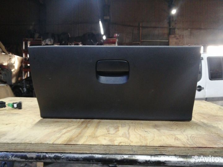 Бардачок торпеды Pegeot 408