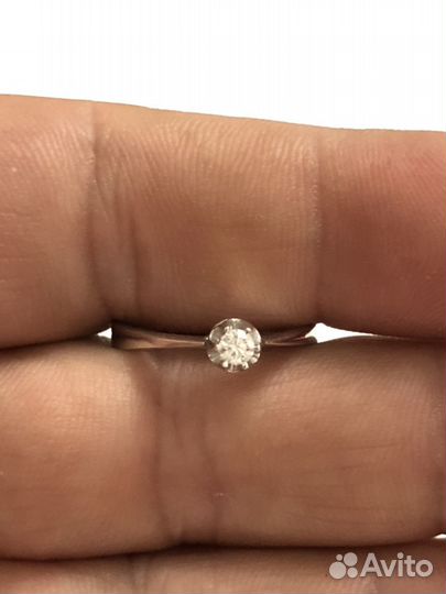 Золотое кольцо с бриллиантом