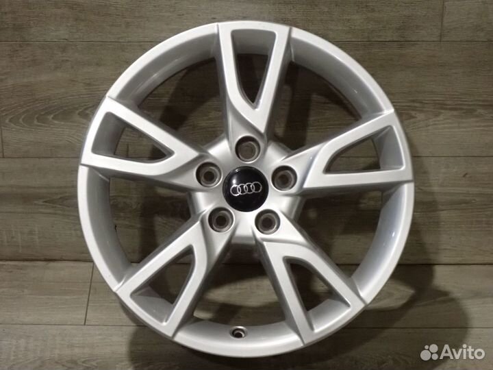 Комплект оригинальных R17 дисков Audi Q3 2к