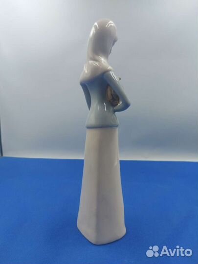 Фарфоровая статуэтка Девушка с кувшином Европа
