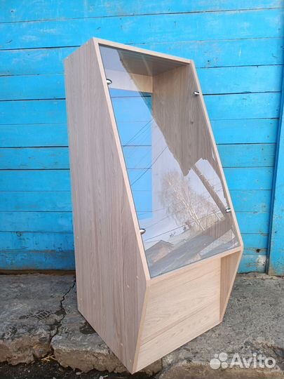 Стеклянный шкаф витрина