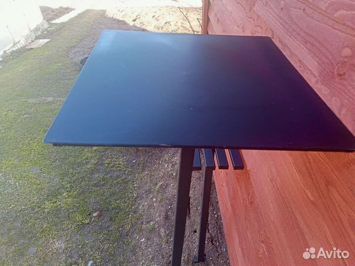 Скамейка и столик на кладбище