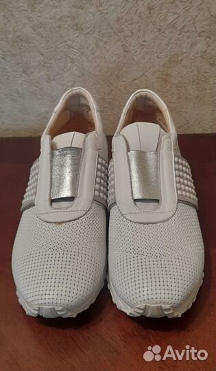 Кроссовки женские