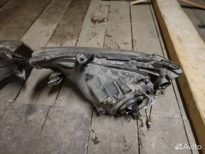 Передние фары Mitsubishi L200