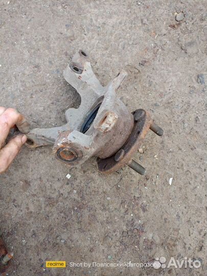 Поворотный кулак цапфа передний левый Mitsubishi