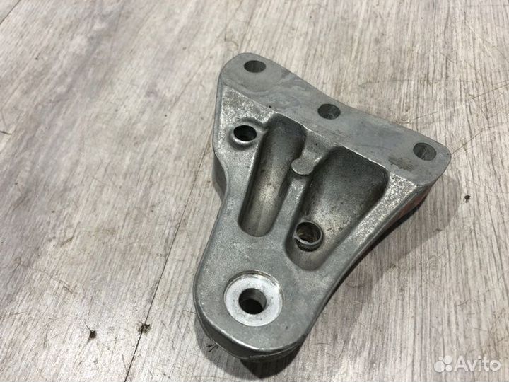 Кронштейн опоры двигателя правый Volkswagen Polo 5