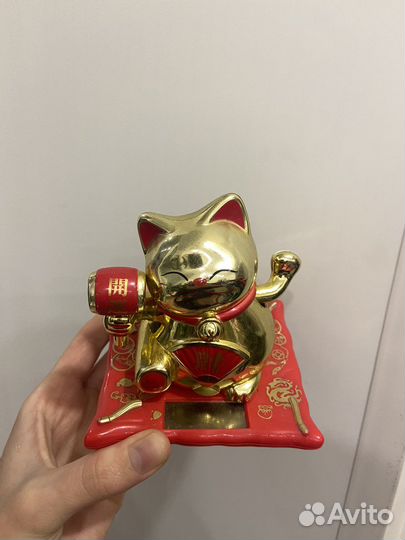 Кот манеки неко