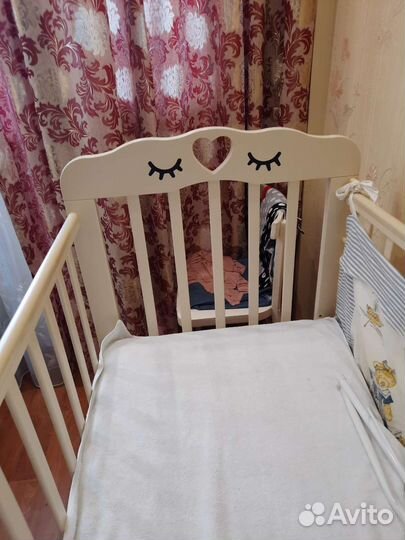 Детская кроватка с маятником, массив дерева