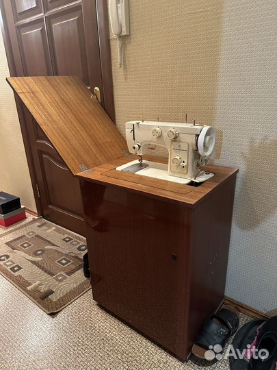 Швейная машина Чайка 142 м