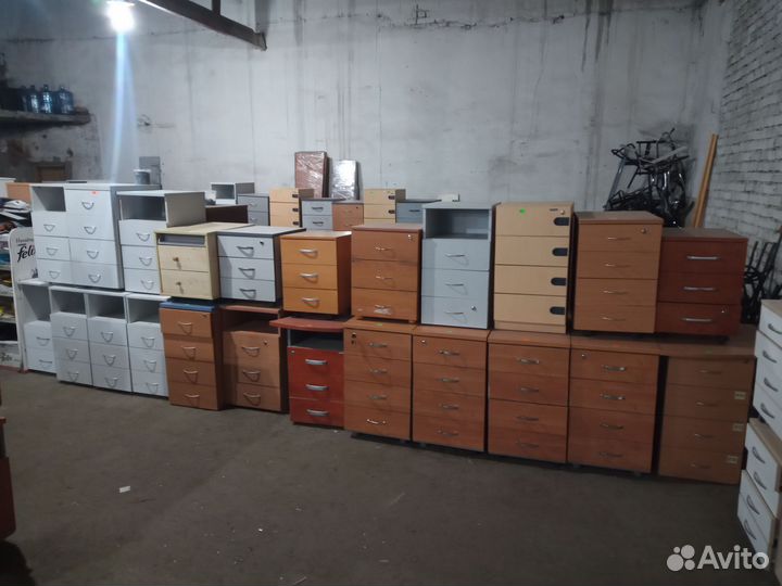 Белая тумбочка