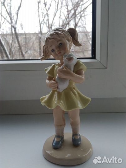 Фарфоровые фигурки детей