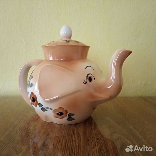 Кофейные чашки, чайник заварной, сахарница