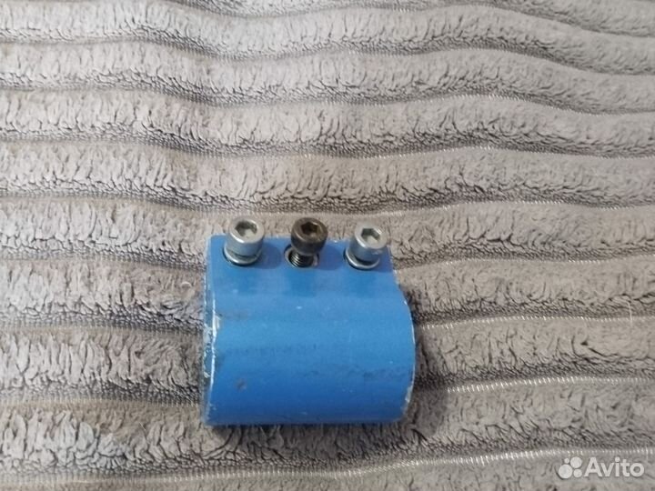 Зажим для трюкового самоката