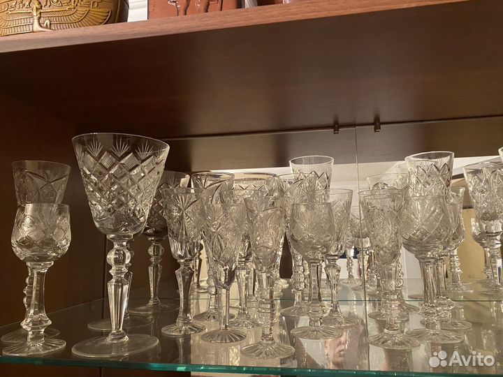 Хрустальные бокалы, гжелевые фигурки