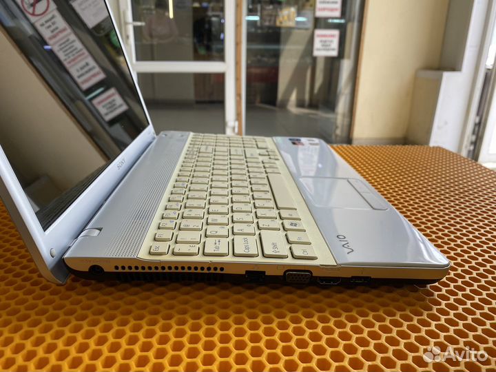 Ноутбук Sony Vaio PCG-61611v