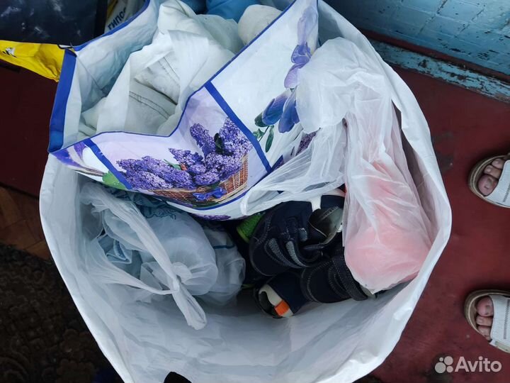 Пакет с детскими вещами и обувью