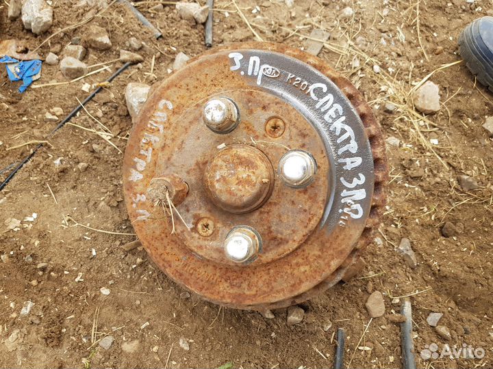 Кулак задний правый Kia Spectra