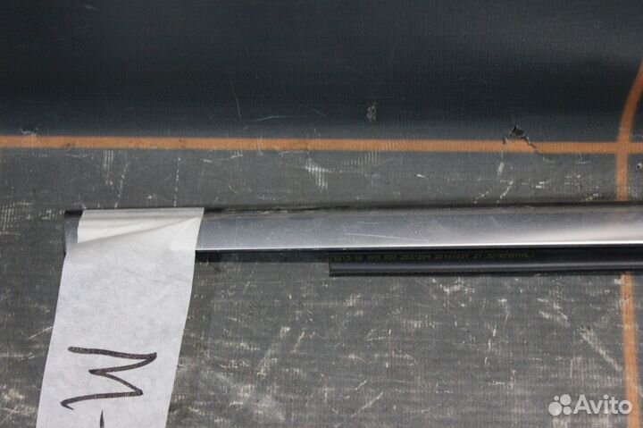 Накладка стекла переднего левого - Audi Q5